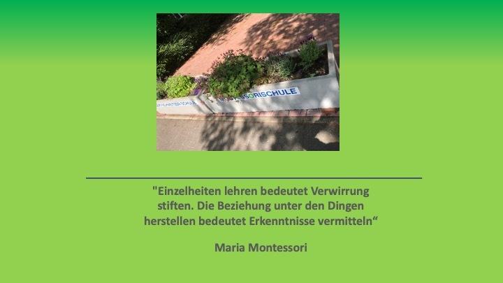Ein Zitat von Maria Montessori auf grünem Hintergrund, mit einer Ansicht einer bepflanzten Umgebung und dem Schriftzug "KINDERSPRECHSCHULE".