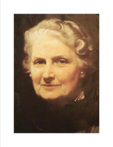 Portrait einer &auml;lteren Frau mit kurzem, gewelltem Haar und Perlenohrringen, auf dunklem Hintergrund.