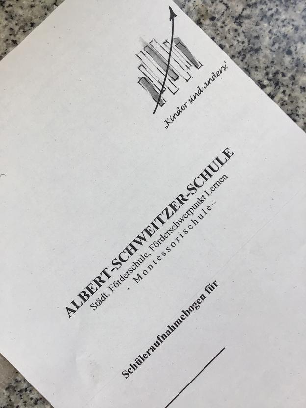 Sch&uuml;leraufnahmebogen der Albert-Schweitzer-Schule, im Hintergrund ein Logo mit Pfeil und dem Satz &bdquo;Kinder sind anders&ldquo;.