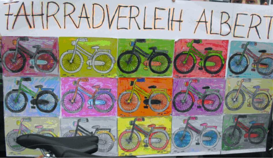 Bunte Plakatwand mit gezeichneten Fahrr&auml;dern in verschiedenen Farben und der Aufschrift &bdquo;Fahrradverleih Albert&ldquo;.
