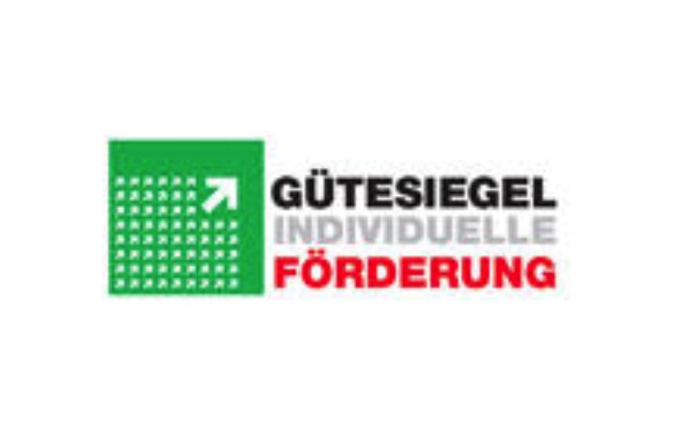 Logo des G&uuml;tesiegels &bdquo;Individuelle F&ouml;rderung&ldquo; mit gr&uuml;nem Quadrat und Pfeil, darunter der Schriftzug in Schwarz und Rot.