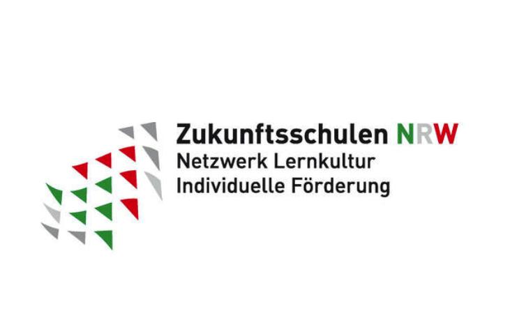 Logo der Zukunftsschulen NRW mit Text: Netzwerk Lernkultur, Individuelle F&ouml;rderung und bunten Dreiecken.