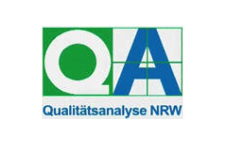 Logo der Qualit&auml;tsanalyse NRW mit den Buchstaben "QA" in Blau und Gr&uuml;n auf weissem Hintergrund.